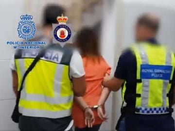 Agentes de la Policía Nacional y de la Royal Gibraltar Police detienen a una de las integrantes de la organización criminal Agentes de la Policía Nacional y de la Royal Gibraltar Police detienen a una de las integrantes de la organización criminal