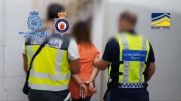 Agentes de la Policía Nacional y de la Royal Gibraltar Police detienen a una de las integrantes de la organización criminal