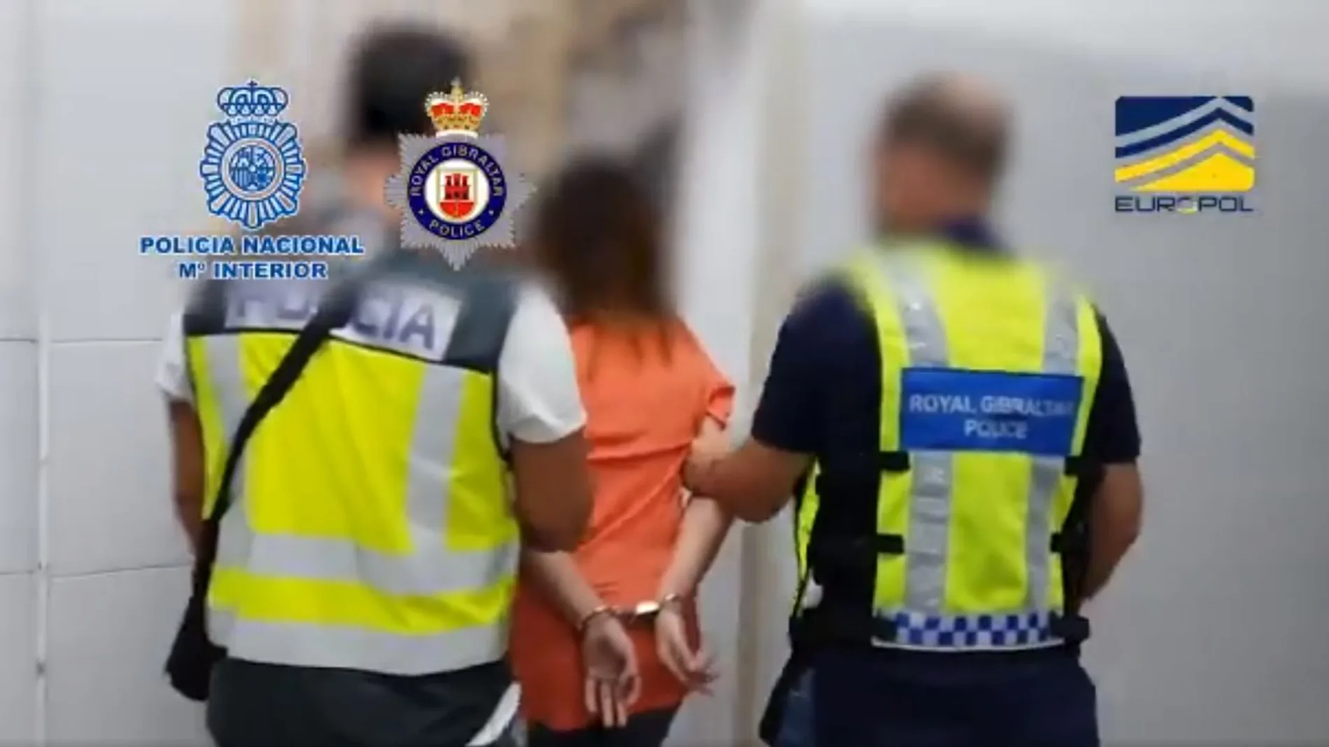 Agentes de la Policía Nacional y de la Royal Gibraltar Police detienen a una de las integrantes de la organización criminal