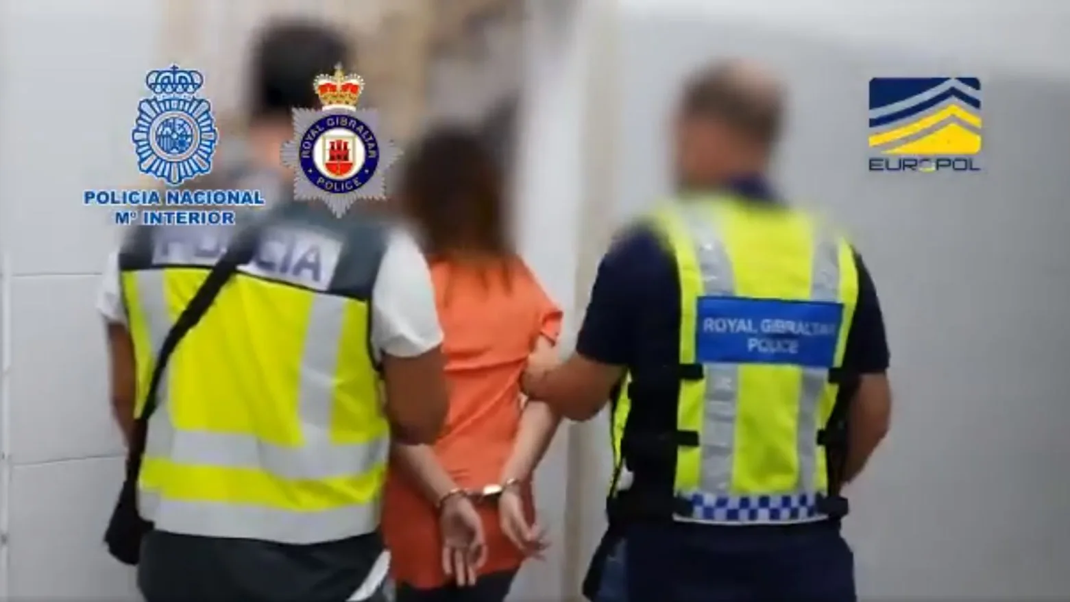 Agentes de la Policía Nacional y de la Royal Gibraltar Police detienen a una de las integrantes de la organización criminal