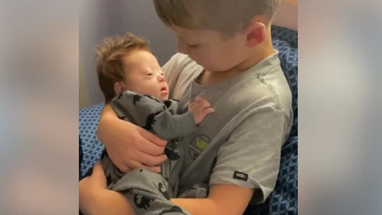 Imagen de Rayce cantando a su hermano recién nacido. Imagen de Rayce cantando a su hermano recién nacido.