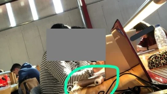 Objeto sexual en una biblioteca Objeto sexual en una biblioteca