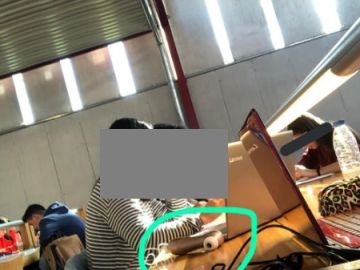 Objeto sexual en una biblioteca Objeto sexual en una biblioteca