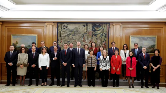 El rey, Sánchez y los vicepresidentes y ministros del Gobierno El rey, Sánchez y los vicepresidentes y ministros del Gobierno, tras la promesa del acto de toma de posesión