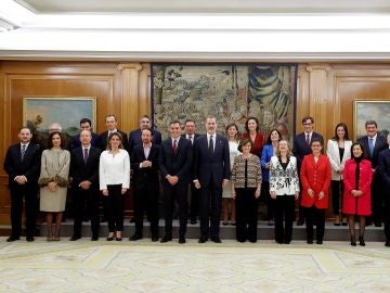 El rey, Sánchez y los vicepresidentes y ministros del Gobierno El rey, Sánchez y los vicepresidentes y ministros del Gobierno