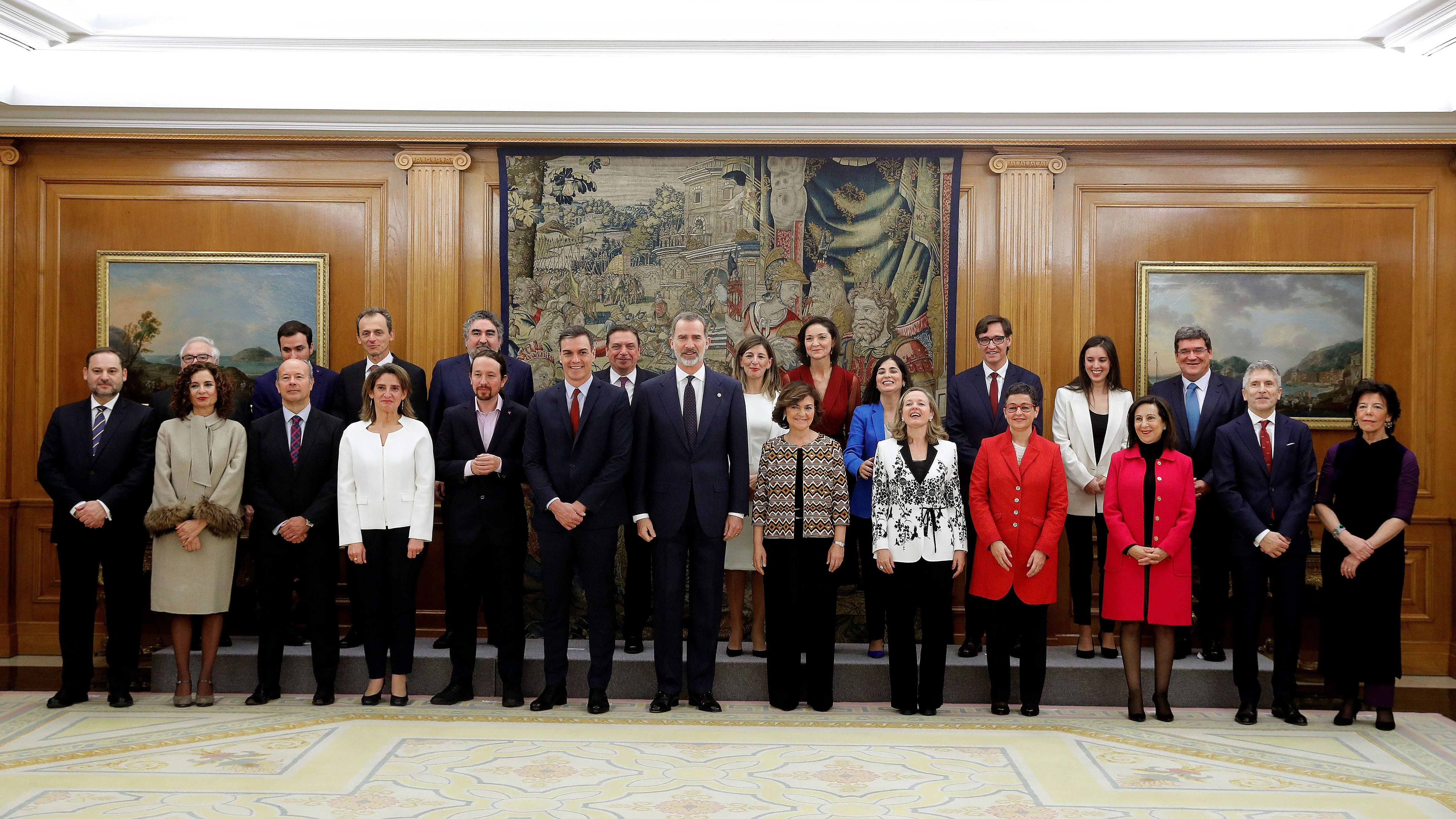 El rey, Sánchez y los vicepresidentes y ministros del Gobierno, tras la promesa del acto de toma de posesión