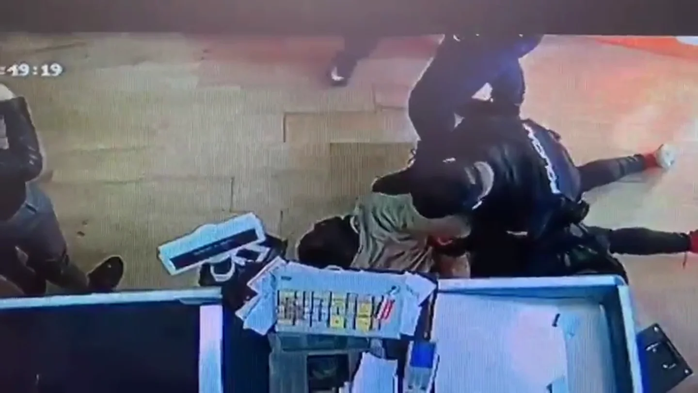 Una espectacular actuación policial impide un atraco con cuchillo en un supermercado de La Latina, en Madrid Una espectacular actuación policial impide un atraco con cuchillo en un supermercado de La Latina, en Madrid