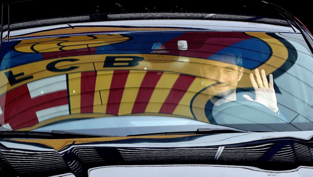 Ernesto Valverde saluda a los periodistas a su salida de la ciudad deportiva del Barça