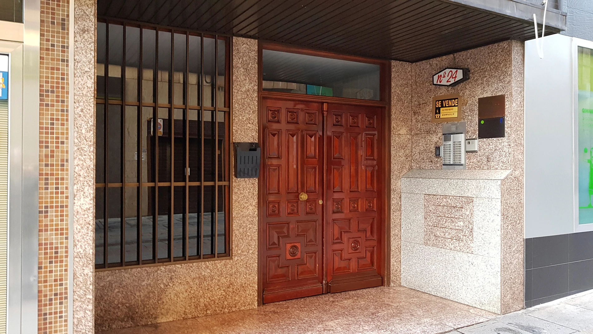 Vista del portal del domicilio donde se encontraron los cadáveres en Puertollano
