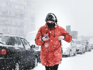 Utilizando el móvil en plena nevada Utilizando el móvil en plena nevada