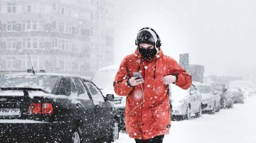 Utilizando el móvil en plena nevada