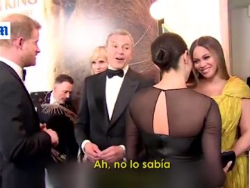 El príncipe Harry habla con un directivo de Disney en presencia de Meghan Markle y Beyonce El príncipe Harry habla con un directivo de Disney en presencia de Meghan Markle y Beyonce