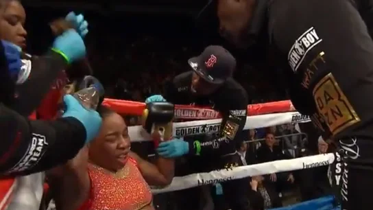 El momento en el que quitan la peluca a la boxeadora Franchon Crews Dezurn El momento en el que quitan la peluca a la boxeadora Franchon Crews Dezurn