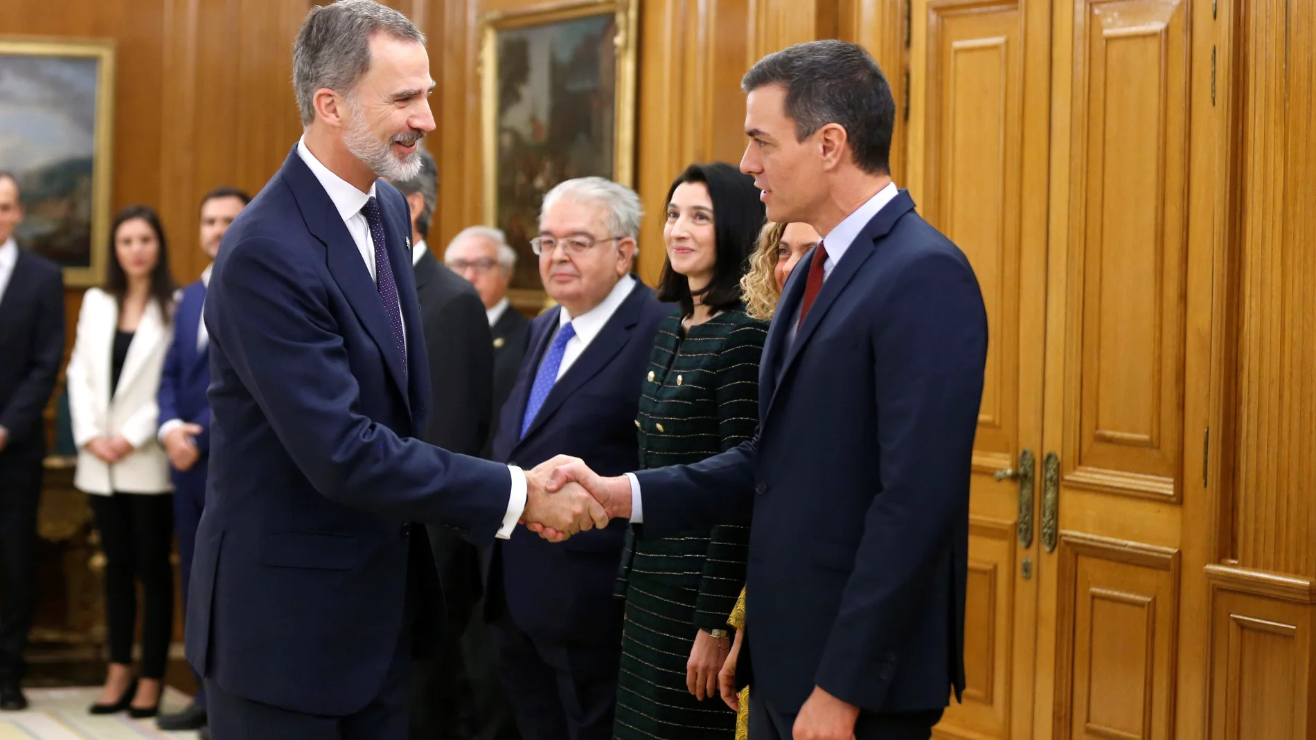 Pedro Sánchez saluda al rey Felipe VI durante la jura de ministros 
