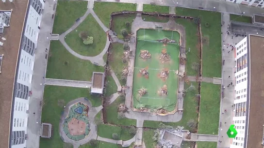 Un parque infantil se hunde sobre un parking en Nueva Montaña, Santander Un parque infantil se hunde sobre un parking en Nueva Montaña, Santander