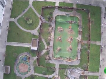 Un parque infantil se hunde sobre un parking en Nueva Montaña, Santander Un parque infantil se hunde sobre un parking en Nueva Montaña, Santander