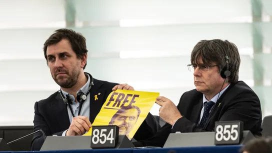 Puigdemont y Comín muestran un cartel pidiendo la libertad de Oriol Junqueras en la Eurocámara Puigdemont y Comín muestran un cartel pidiendo la libertad de Oriol Junqueras en la Eurocámara