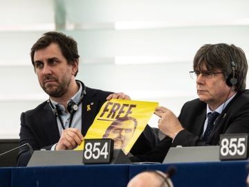 Puigdemont y Comín muestran un cartel pidiendo la libertad de Oriol Junqueras en la Eurocámara Puigdemont y Comín muestran un cartel pidiendo la libertad de Oriol Junqueras en la Eurocámara