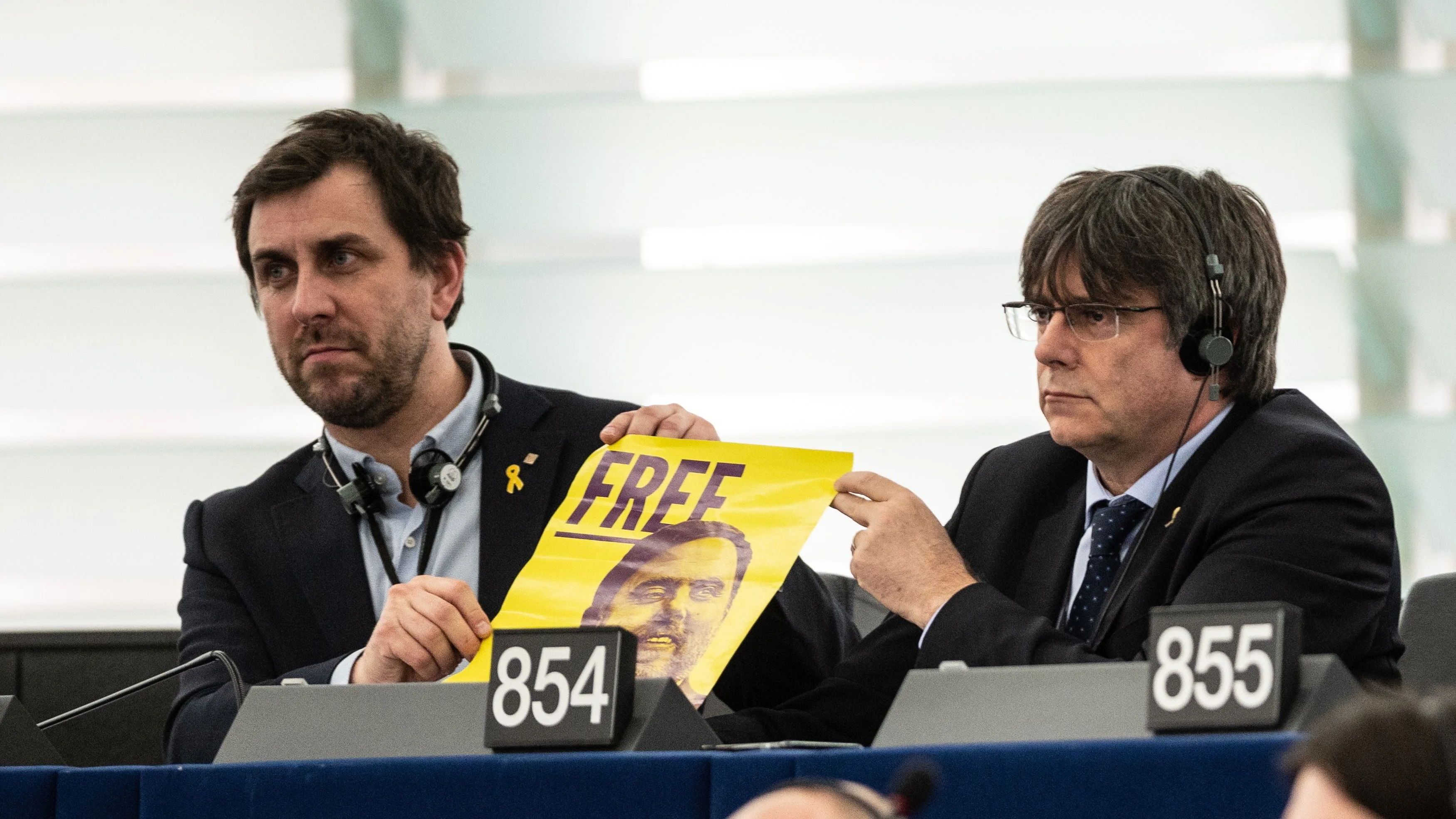 Puigdemont y Comín muestran un cartel pidiendo la libertad de Oriol Junqueras en la Eurocámara