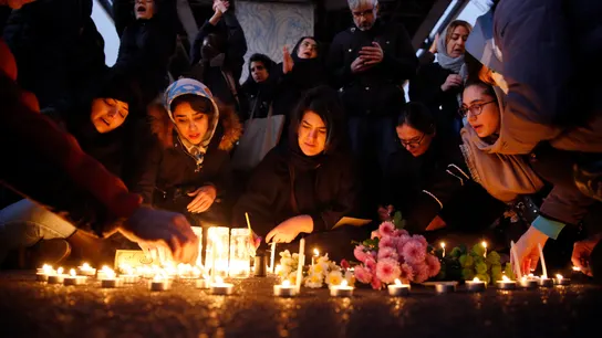 Manifestantes iraníes encienden velas en honor a las víctimas del avión ucraniano Manifestantes iraníes encienden velas en honor a las víctimas del avión ucraniano