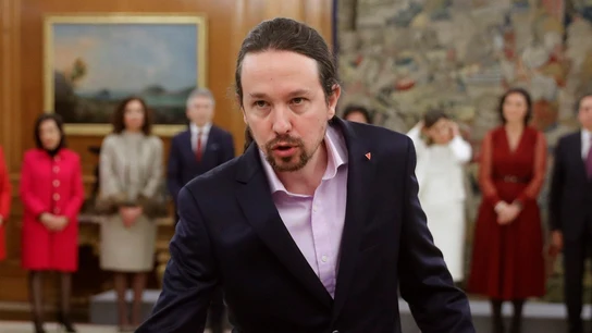 Pablo Iglesias durante su toma de posesión Pablo Iglesias durante su toma de posesión con el triángulo rojo invertido en la solapa
