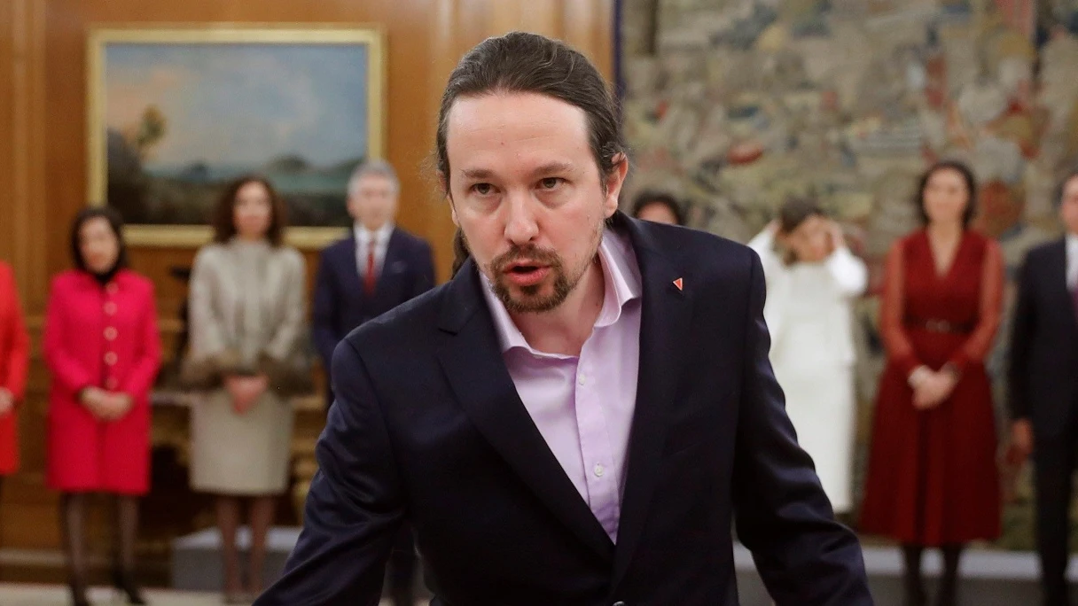 Pablo Iglesias durante su toma de posesión Pablo Iglesias durante su toma de posesión con el triángulo rojo invertido en la solapa