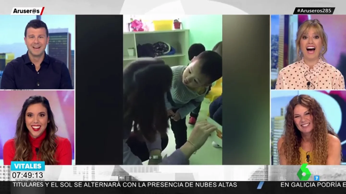 La hilarante reacción de un niño chino al ver por primera vez a una profesora occidental La hilarante reacción de un niño chino al ver por primera vez a una profesora occidental