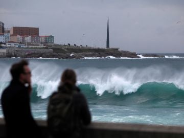 Oleaje en A Coruña, donde la Xunta ha activado la alerta naranja Oleaje en A Coruña, donde la Xunta ha activado la alerta naranja