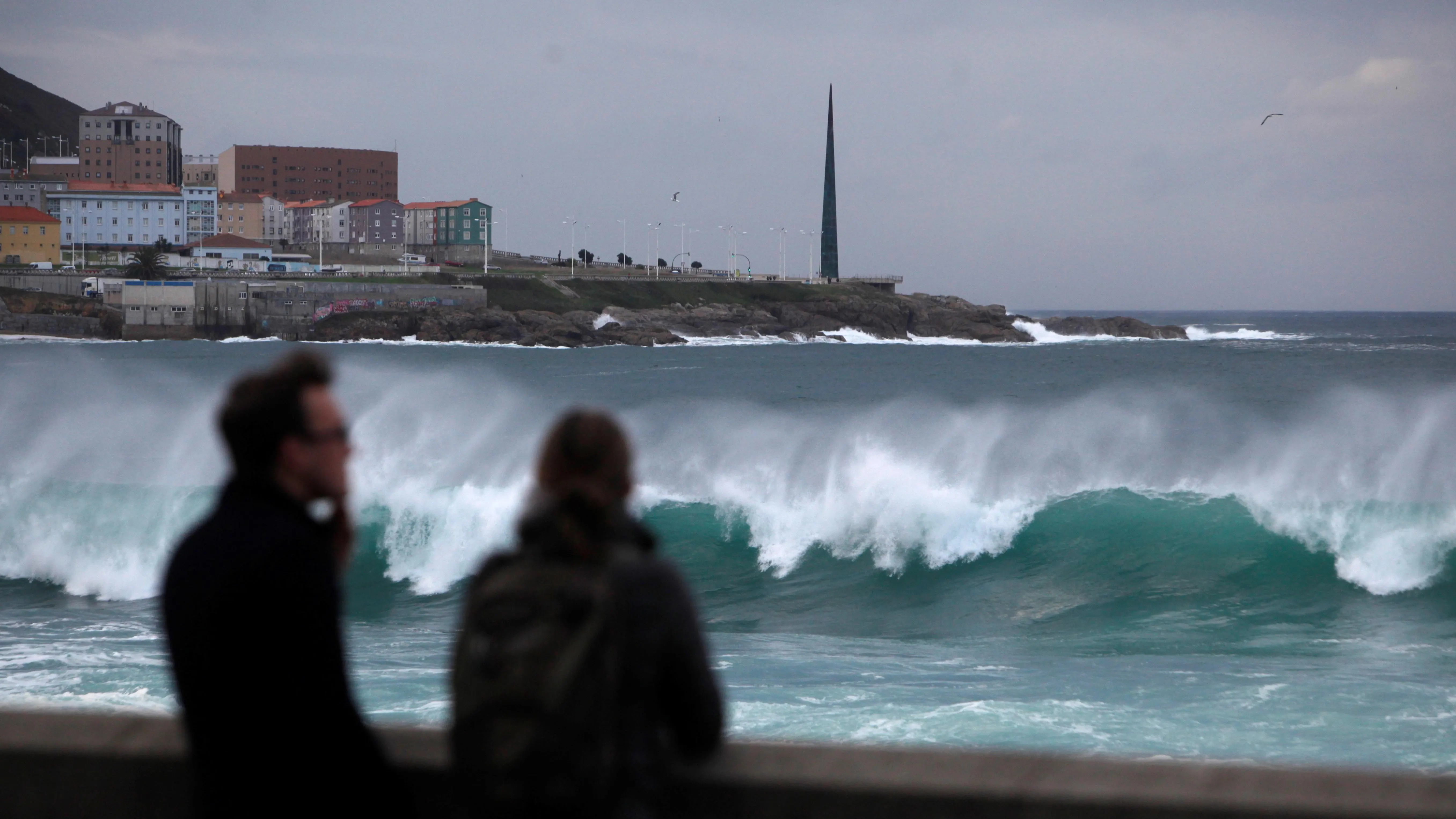 Las olas rompen en A Coruña, donde la Xunta ha activado la alerta naranja por temporal 