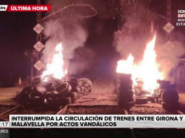 Tsunami democràtic vuelve a llamar a la movilización: una quema de neumáticos interrumpe el tren entre Girona y Barcelona Tsunami democràtic vuelve a llamar a la movilización: una quema de neumáticos interrumpe el tren entre Girona y Barcelona