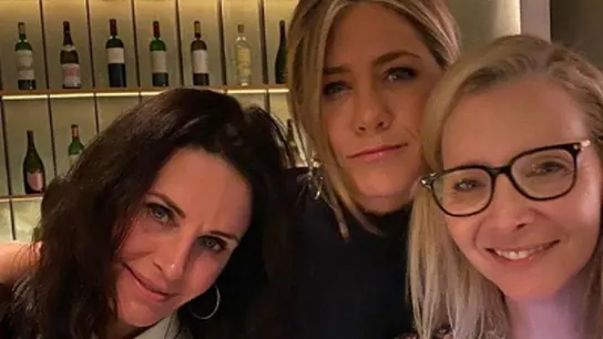 Las fotografías de Jennifer Aniston con las chicas de 'Friends' que han revolucionado las redes sociales Las fotografías de Jennifer Aniston con las chicas de 'Friends' que han revolucionado las redes sociales