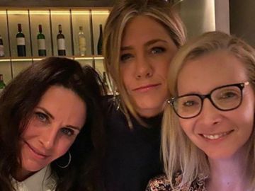 Las fotografías de Jennifer Aniston con las chicas de 'Friends' que han revolucionado las redes sociales Las fotografías de Jennifer Aniston con las chicas de 'Friends' que han revolucionado las redes sociales