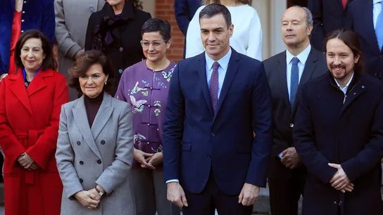 Pedro Sánchez rodeado de algunos de sus ministros y vicepresidentes Pedro Sánchez rodeado de algunos de sus ministros y vicepresidentes