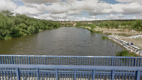 El puente desde el que el hombre habría lanzado al perro, en Villamayor de Armuña, Salamanca. El puente desde el que el hombre habría lanzado al perro, en Villamayor de Armuña, Salamanca.