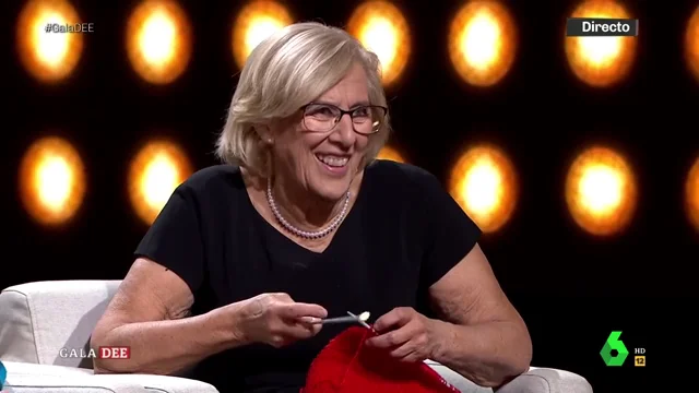 Carmena desvela una divertida anécdota como jueza mientras hace punto en pleno directo