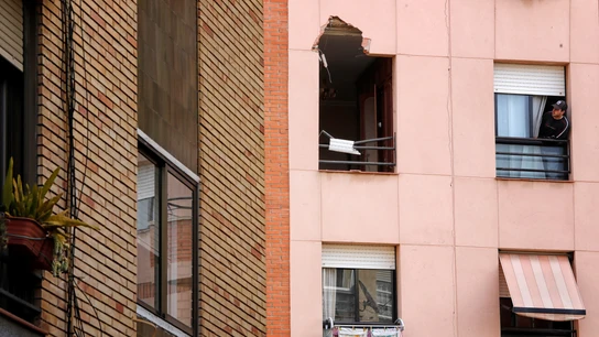 Destrozos ocasionados por la chapa que voló tras la explosión en Tarragona Destrozos ocasionados por la chapa que voló tras la explosión en Tarragona
