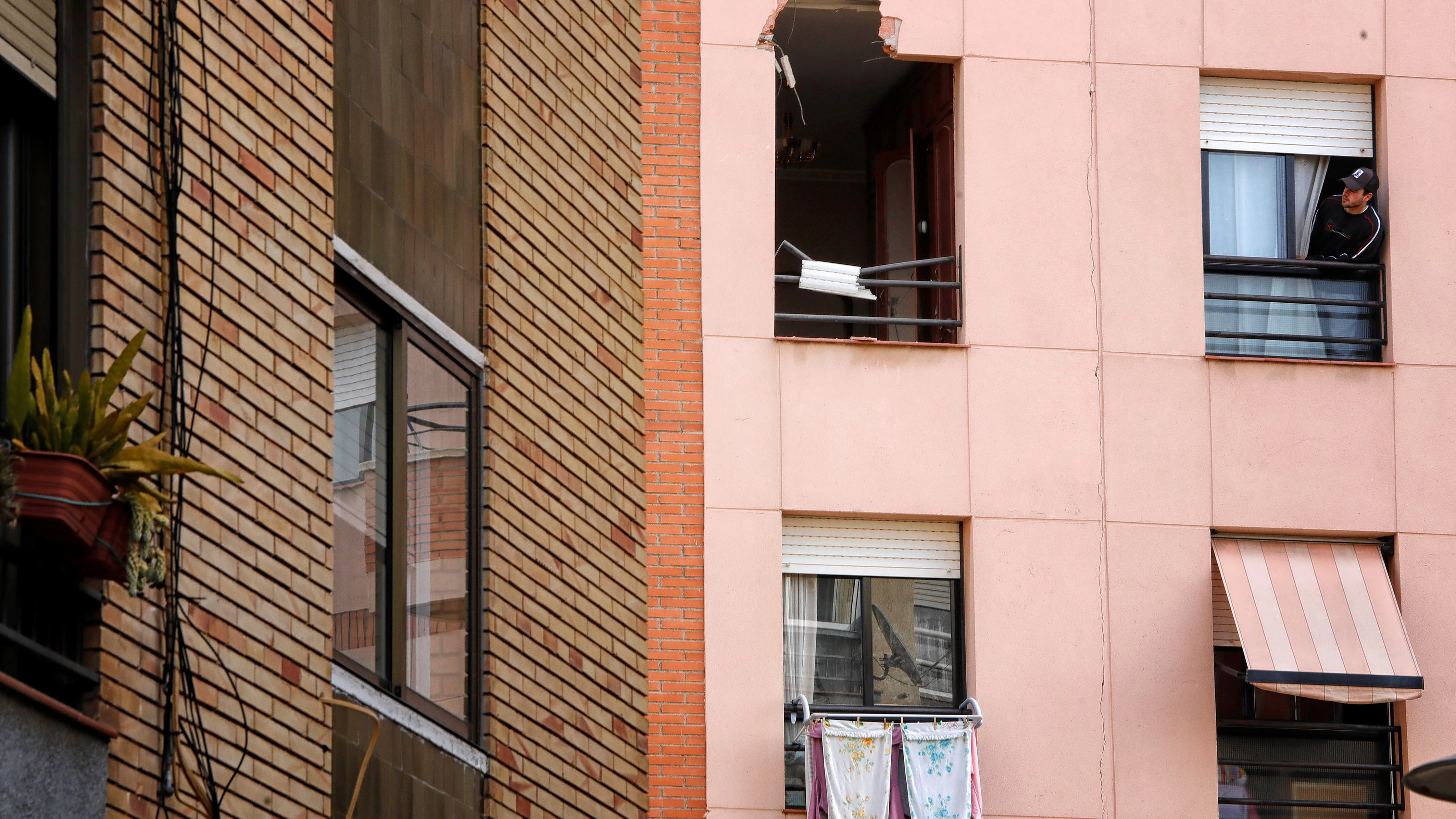 Destrozos ocasionados por la chapa que voló tras la explosión en Tarragona