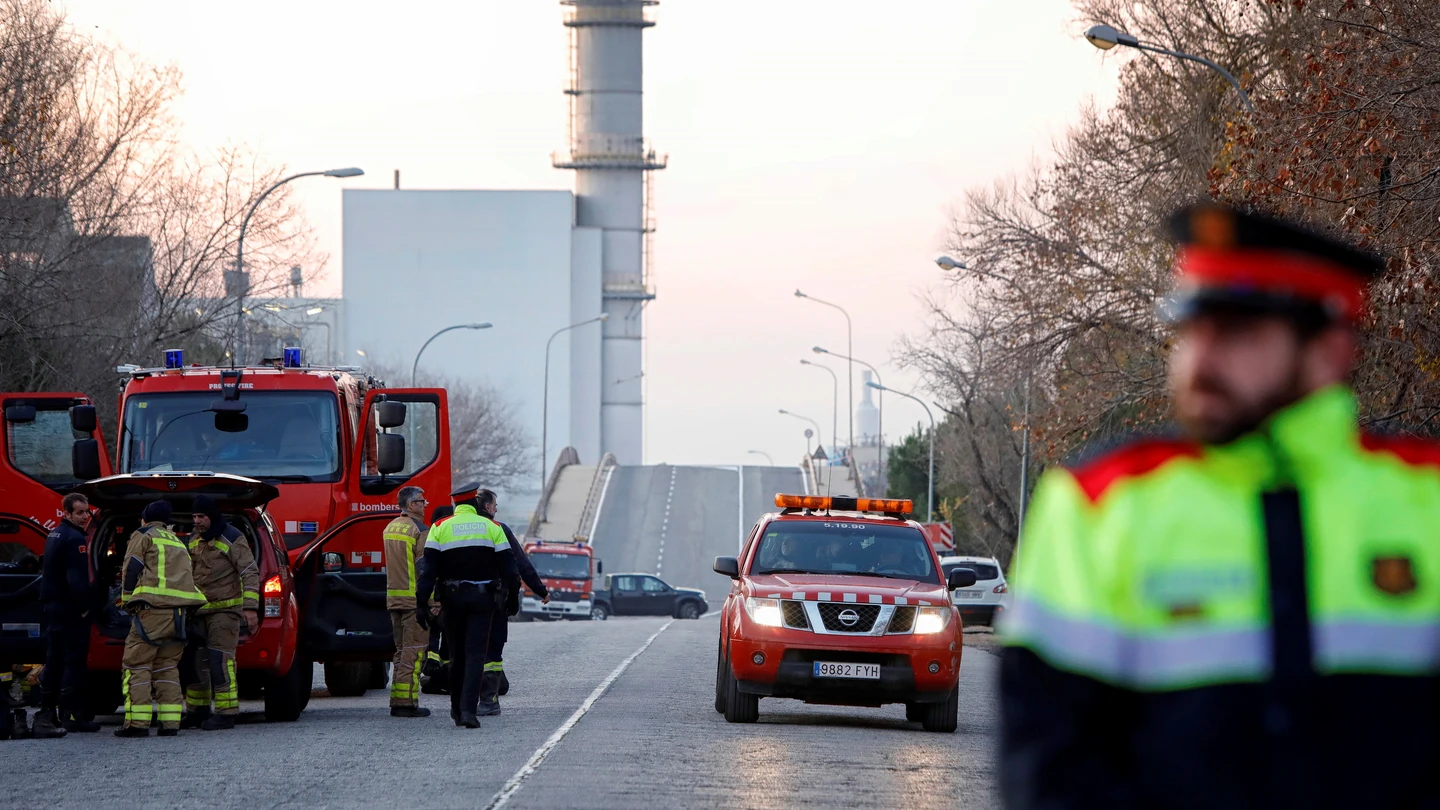 Los servicios de emergencia trabajan en la planta petroquímica de Tarragona tras la grave explosión Los servicios de emergencia trabajan en la planta petroquímica de Tarragona tras la grave explosión