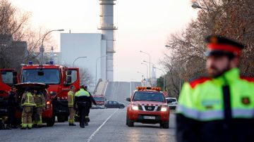Los servicios de emergencia trabajan en la planta petroquímica de Tarragona tras la grave explosión