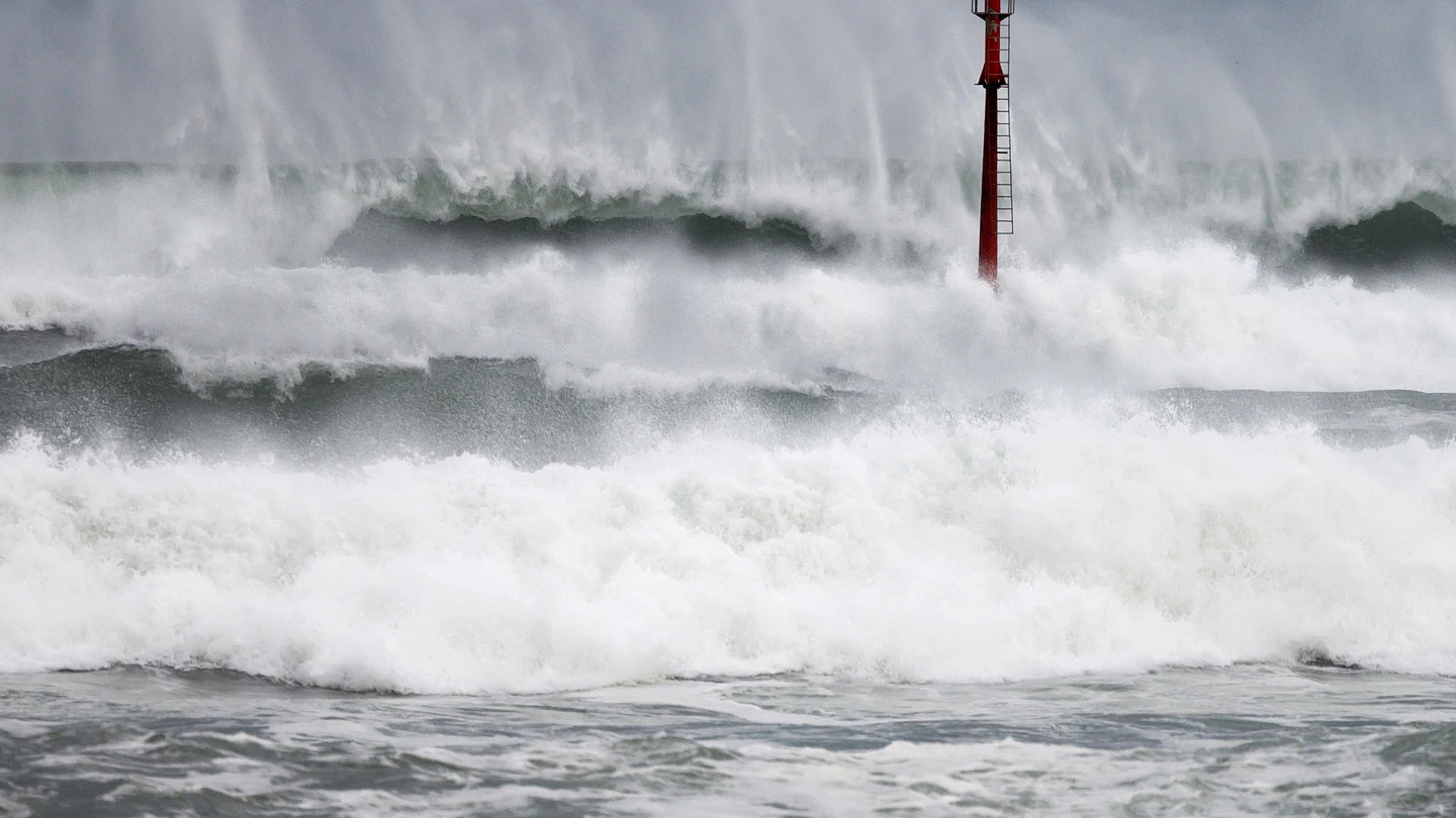 Una ola rompe en los acantilados de Suances, en Cantabria Una ola rompe en los acantilados de Suances, en Cantabria