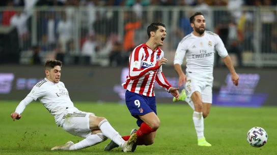 Valverde derriba a Morata en la prórroga de la final de la Supercopa. Valverde derriba a Morata en la prórroga de la final de la Supercopa.