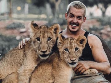 Dean Schneider, el joven amigo de una familia de leones Dean Schneider, el joven amigo de una familia de leones