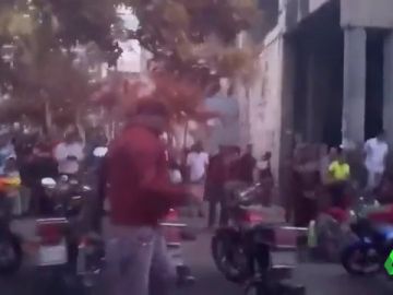 Grupos de civiles impiden entrar al Parlamento de Venezuela a Guaidó y diputados opositores Grupos de civiles impiden entrar al Parlamento de Venezuela a Guaidó y diputados opositores