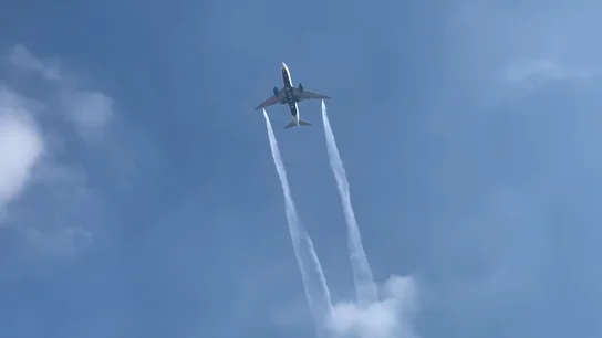 Al menos 60 heridos tras la pérdida de combustible de un avión sobre seis colegios en Los Ángeles Al menos 60 heridos tras la pérdida de combustible de un avión sobre seis colegios en Los Ángeles