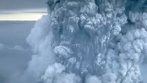 Ejemplo de erupción freática o hidromagmática Ejemplo de erupción freática o hidromagmática