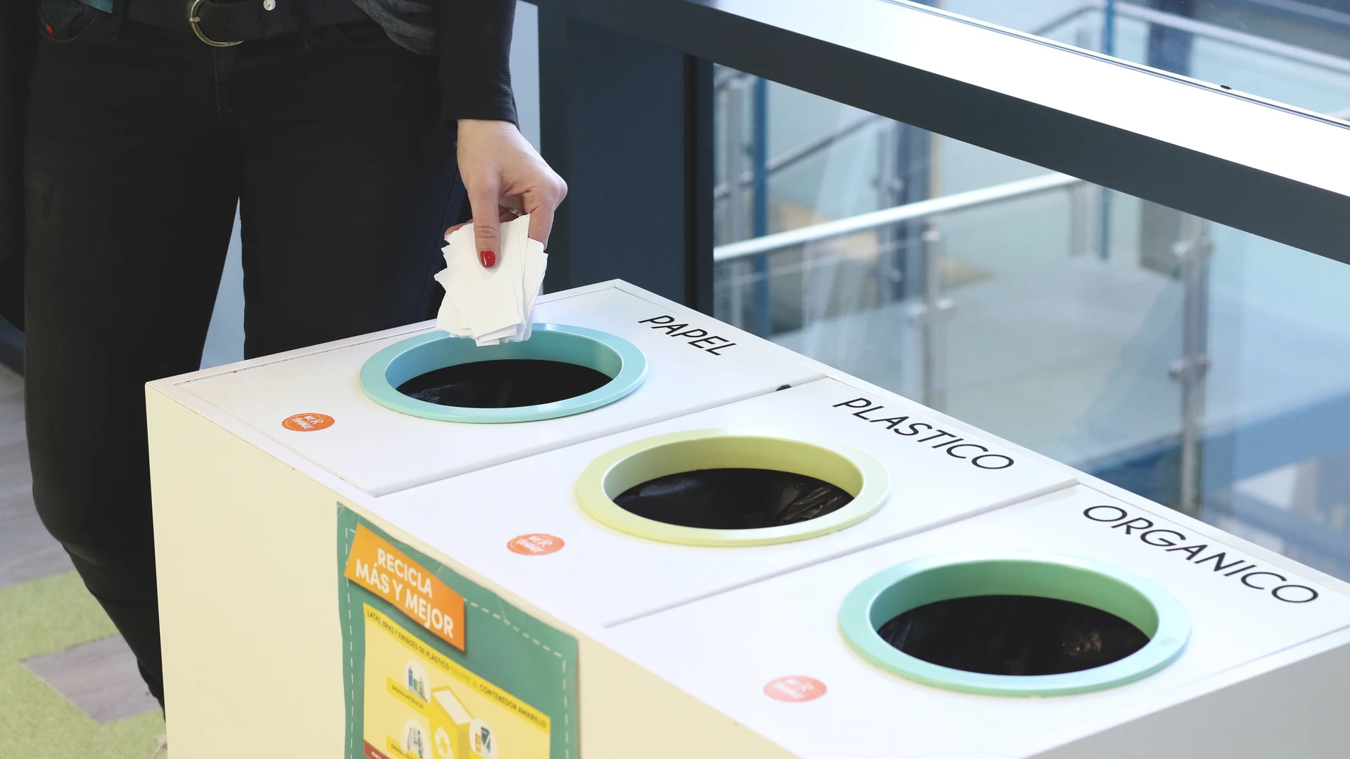 Módulos de reciclaje en las oficinas de Madrid