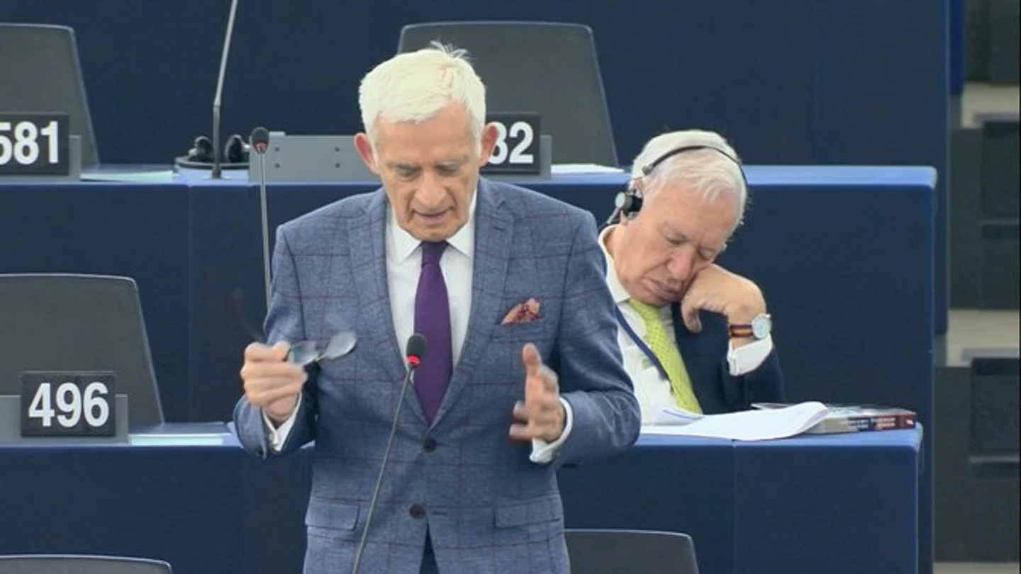 García-Margallo se duerme en el Europarlamento García-Margallo se duerme en el Europarlamento
