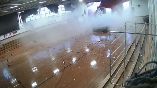El sobrecogedor momento en el que una tormenta destroza un pabellón escolar en pleno partido El sobrecogedor momento en el que una tormenta destroza un pabellón escolar en pleno partido