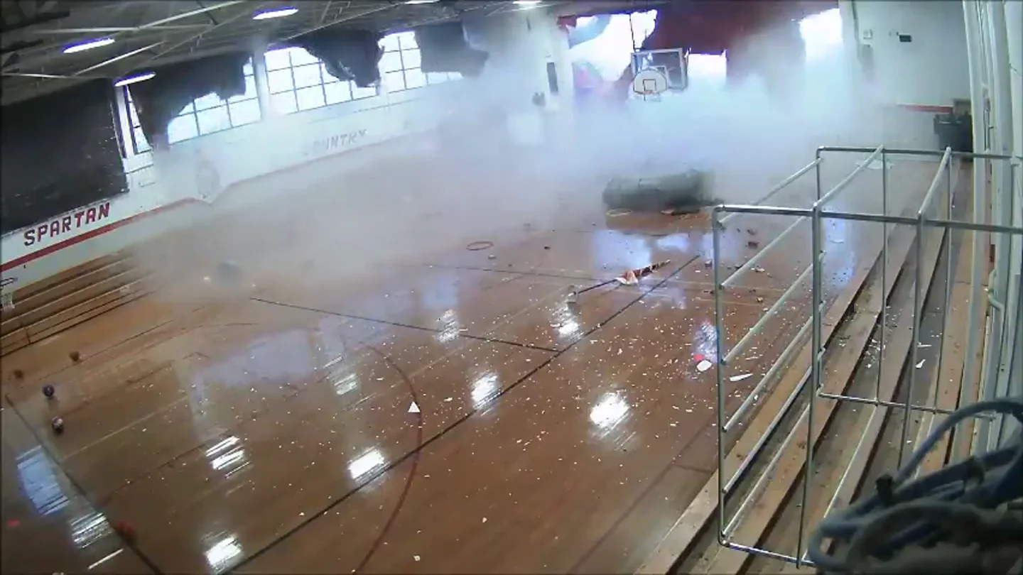 El sobrecogedor momento en el que una tormenta destroza un pabellón escolar en pleno partido El sobrecogedor momento en el que una tormenta destroza un pabellón escolar en pleno partido