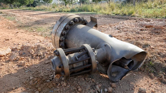 Pieza de la petroquímica de Tarragona en los alrededores del polígono de la explosión Pieza de la petroquímica de Tarragona en los alrededores del polígono de la explosión